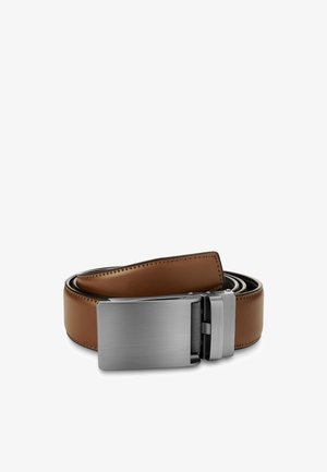 Ruskea nahkavyö, jossa on mattapintainen hopeanvärinen suorakaide solki, käärittynä valkoiselle taustalle.