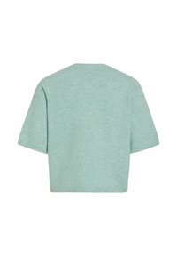 Gaiši zaļš īsslāņu adīts džemperis ar apaļu izgriezumu un ribota apakšmala, attēlots no aizmugures uz balta fona.