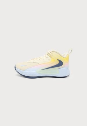 Gelber und pastellfarbener Nike High-Top-Sneaker mit schwarzem Swoosh-Logo, weißer Sohle und Zuglasche auf hellem grauem Hintergrund.