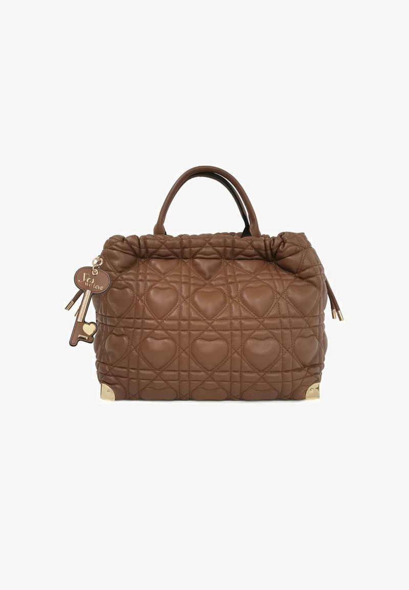Borsa a tracolla in pelle marrone trapuntata con motivi a cuore, bocca arricciata, manici corti e dettagli in metallo color oro. Include un charm decorativo a forma di chiave.