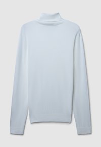 Maglione azzurro chiaro con collo a imbuto, maniche lunghe e polsini a coste. Texture morbida e design semplice, caratterizzato da un colore uniforme senza motivi.