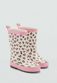Gumové dešťové boty se světle béžovým základem, růžovými akcenty a černým vzorem srdcí. Mají úchyty pro snadné obutí a texturované podrážky.