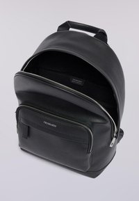 Zaino in pelle nera con un design arrotondato, dotato di una tasca frontale con zip e di un ampio scomparto principale. All'interno è presente una fodera in tessuto nero.