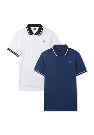 Dwa koszulki polo: jedna biała z czarnymi wykończeniami i logo, druga granatowa z białymi wykończeniami. Obie mają klasyczny kołnierzyk i zapięcie na dwa guziki.