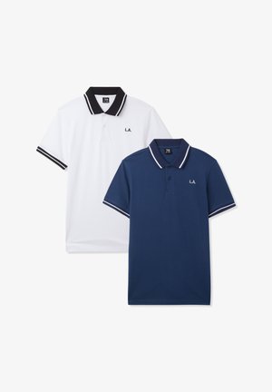 Dwa koszulki polo: jedna biała z czarnymi wykończeniami i logo, druga granatowa z białymi wykończeniami. Obie mają klasyczny kołnierzyk i zapięcie na dwa guziki.