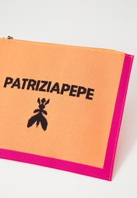 Busta sintetica arancione con rifiniture rosa, con la scritta "PATRIZIA PEPE" in bold nero e un logo di insetto nero. Chiusura a zip nella parte superiore.