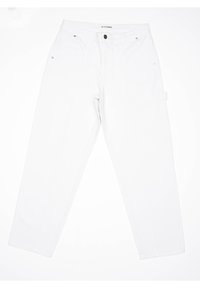 Białe spodnie o prostych nogawkach z przednimi kieszeniami, szlufkami na pasek, zapięciem na guzik oraz małą pętlą po boku na białym tle.