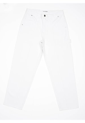 Pantaloni bianchi a gamba dritta con tasche frontali, passanti per cintura, chiusura con bottone e un piccolo passante laterale su sfondo bianco.