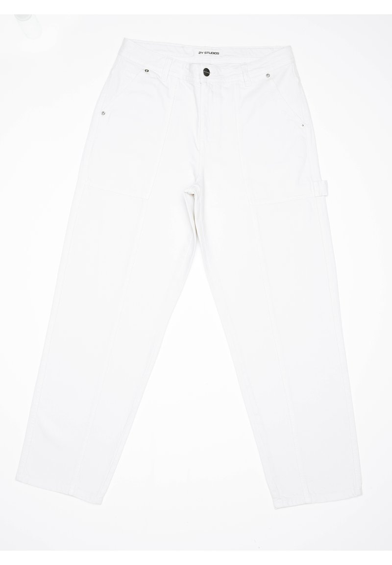 Białe spodnie o prostych nogawkach z przednimi kieszeniami, szlufkami na pasek, zapięciem na guzik oraz małą pętlą po boku na białym tle.