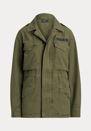 Veste militaire vert olive avec quatre poches à rabat, fermeture par boutons et fermeture éclair, et "POLO RL" brodé sur la partie supérieure droite de la poitrine.