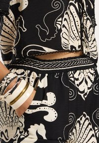 Shiwi MADISON SEA PEARL - Auduma bikses - black sea pearl