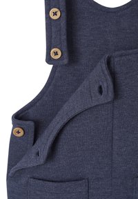 Marineblaue Strickoverall mit Holzknöpfen, verstellbaren Trägern, einer aufgesetzten Tasche und einer glatten Textur.