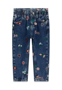 Jeans in denim con lavaggio blu, fascia elastica in vita e motivi floreali e a cuore ricamati. Presentano il testo del marchio "Guess" in rosa.