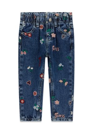 Jeans in denim con lavaggio blu, fascia elastica in vita e motivi floreali e a cuore ricamati. Presentano il testo del marchio "Guess" in rosa.