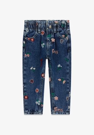 Jeans de denim con un lavado azul, cinturilla elástica y patrones bordados de flores y corazones. Presenta el texto de marca "Guess" en rosa.