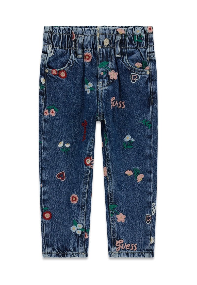 Jeans in denim con lavaggio blu, fascia elastica in vita e motivi floreali e a cuore ricamati. Presentano il testo del marchio "Guess" in rosa.