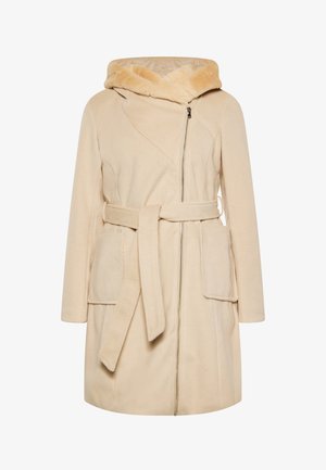 Beige jas met een met bont gevoerde capuchon, ritssluiting, tailleband en twee frontzakken. Zachte textuur met een A-lijn silhouet.