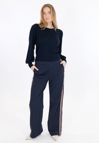 Minus LIVA LONG SLEEVE - Svetr - black iris solid