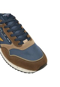 Scarpa sportiva con tomaia in mesh blu navy e dettagli in suede marrone, suola texture e lacci scuri. Include dettaglio con marchio.