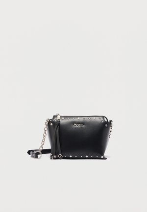 Bolso bandolera negro con tachuelas plateadas, detalles en la correa de cadena, cierre con cremallera y un pequeño logo metálico en la parte frontal.