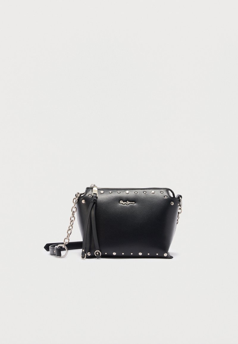 Bolso bandolera negro con tachuelas plateadas, detalles en la correa de cadena, cierre con cremallera y un pequeño logo metálico en la parte frontal.