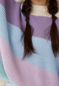 Strickpullover mit breiten horizontalen Streifen in Hellblau, Lavendel und sanftem Pink. Lässige Passform, strukturiertes Garn und gerippter Halsausschnitt.