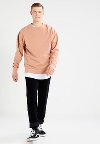 Urban Classics OPEN EDGE CREW - Sudadera - amber
