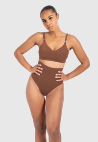 Bruine bralette en hooggetailleerde bikini-onderkant set gemaakt van glad materiaal, met verstelbare bandjes en een naadloos ontwerp.