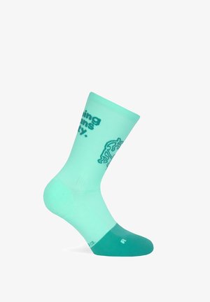 Turquoise sokken met een contrasterende donkerdere teen en geribbeld boord, met grafische tekst en ontwerp gedrukt op de schacht.