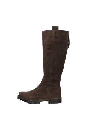 Bruine suède kniehoge laarzen met een gladde textuur, ritssluiting aan de zijkant en een robuuste rubberen zool met metalen studs langs de rand.