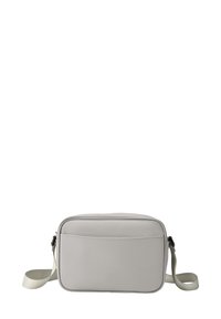 Bolso cruzado de cuero sintético gris con correa ajustable, forma rectangular, textura suave y un bolsillo frontal con cremallera.