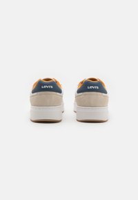 Levi's sneakers med en hvid læderbund, blå kunstlæderdetaljer, orange mesh og beige suede detaljer. Hævet hvid sål.