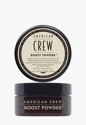 Contenant American Crew Boost Powder indiquant le nom du produit, description comme poudre volumisante anti-gravité avec une finition mate, poids net 10 g.