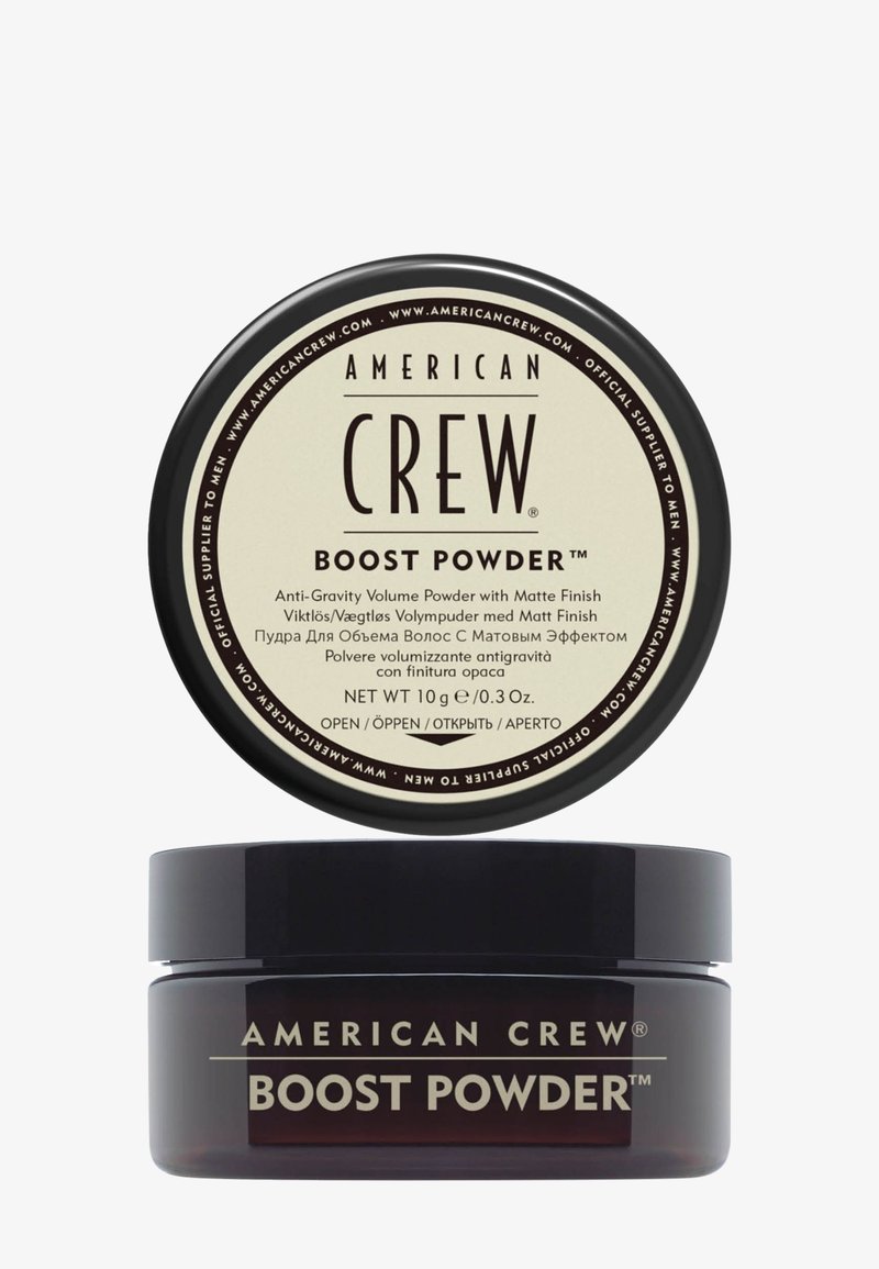 Contenant American Crew Boost Powder indiquant le nom du produit, description comme poudre volumisante anti-gravité avec une finition mate, poids net 10 g.