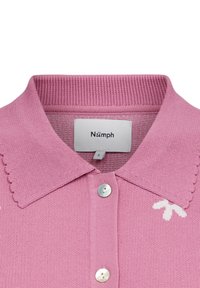 Růžové pletené polo tričko s ozdobným vroubkovaným límcem, zapínáním na knoflíky a bílou květinovou výšivkou na levé straně. Viditelná značka.