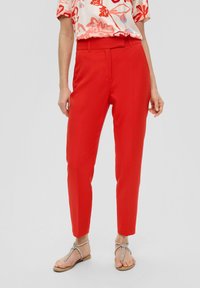 s.Oliver BLACK LABEL MIT SCHMAL ZULAUFENDEM BEIN - Pantalon de costume - preiselbeere