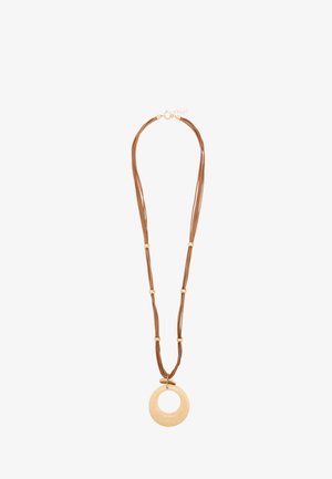 Brązowy naszyjnik z wieloma nitkami z złotymi akcentami i dużym beżowym, okrągłym wisiorkiem z pustym środkiem.