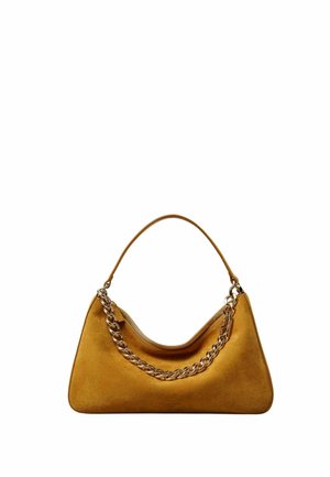 Borsa in suede gialla con forma curva e triangolare e manico in catena dorata. Texture liscia con chiusura a zip e logo del brand sul fronte.