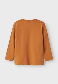 T-shirt a maniche lunghe di cotone giallo senape con scollatura rotonda e orlo dritto. Tessuto morbido e design semplice.