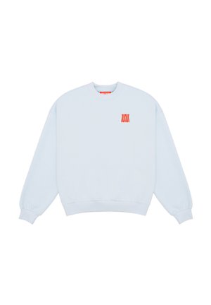 Sweat-shirt bleu clair à col rond avec manches longues et petit logo rouge sur la poitrine gauche.
