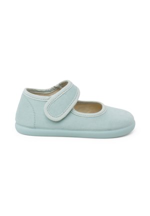 Chaussure en tissu bleu clair avec une bande Velcro, bout rond et surface texturée. Doublure douce et semelle flexible pour le confort.