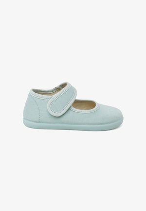 Chaussure en tissu bleu clair avec une bande Velcro, bout rond et surface texturée. Doublure douce et semelle flexible pour le confort.