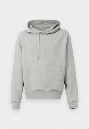 Sudadera de algodón gris con un bolsillo delantero, capucha con cordón, puños acanalados y dobladillo. Textura suave, diseño casual y corte holgado.