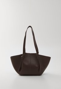 Sac fourre-tout en cuir brun avec une finition texturée, grande ouverture et doubles anses arrondies ; design minimaliste sans quincaillerie visible.