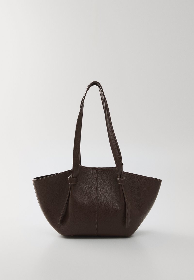 Sac fourre-tout en cuir brun avec une finition texturée, grande ouverture et doubles anses arrondies ; design minimaliste sans quincaillerie visible.