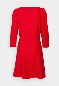 Rotes Kleid mit Dreiviertelärmeln, runder Halslinie und ausgestellt Rock. Hergestellt aus glattem Stoff mit gerafften Schulterdetails und tailliertem Schnitt.