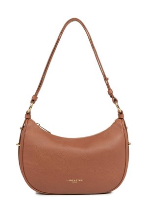 Bruine leren schoudertas met gouden accenten en het "Lancaster Paris" logo geperst in het midden aan de voorkant.