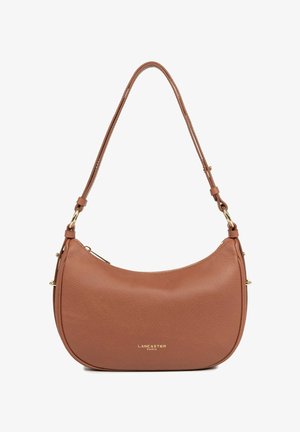 Bruine leren schoudertas met gouden accenten en het "Lancaster Paris" logo geperst in het midden aan de voorkant.
