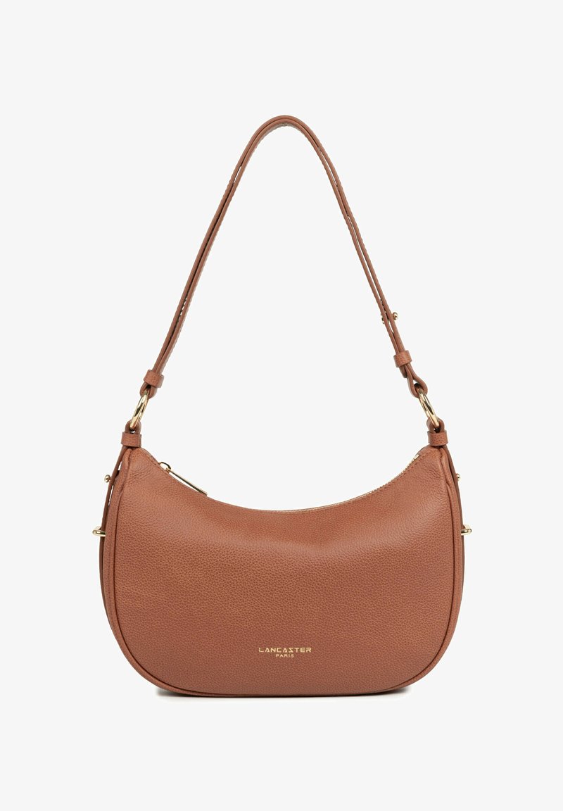 Sac à bandoulière en cuir marron avec quincaillerie dorée et logo "Lancaster Paris" embossé au centre à l'avant.
