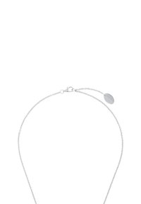 Collana in argento sterling con una delicata catena, dotata di un gancio a moschettone e un piccolo ciondolo ovale per un tocco di dettaglio. La lunghezza e la texture possono variare.